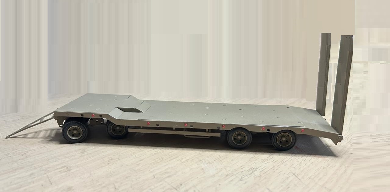 Сборная модель 1:43 Четырехосный низкорамный прицеп-трал ТСМ с поворотной тележкой (Клен)