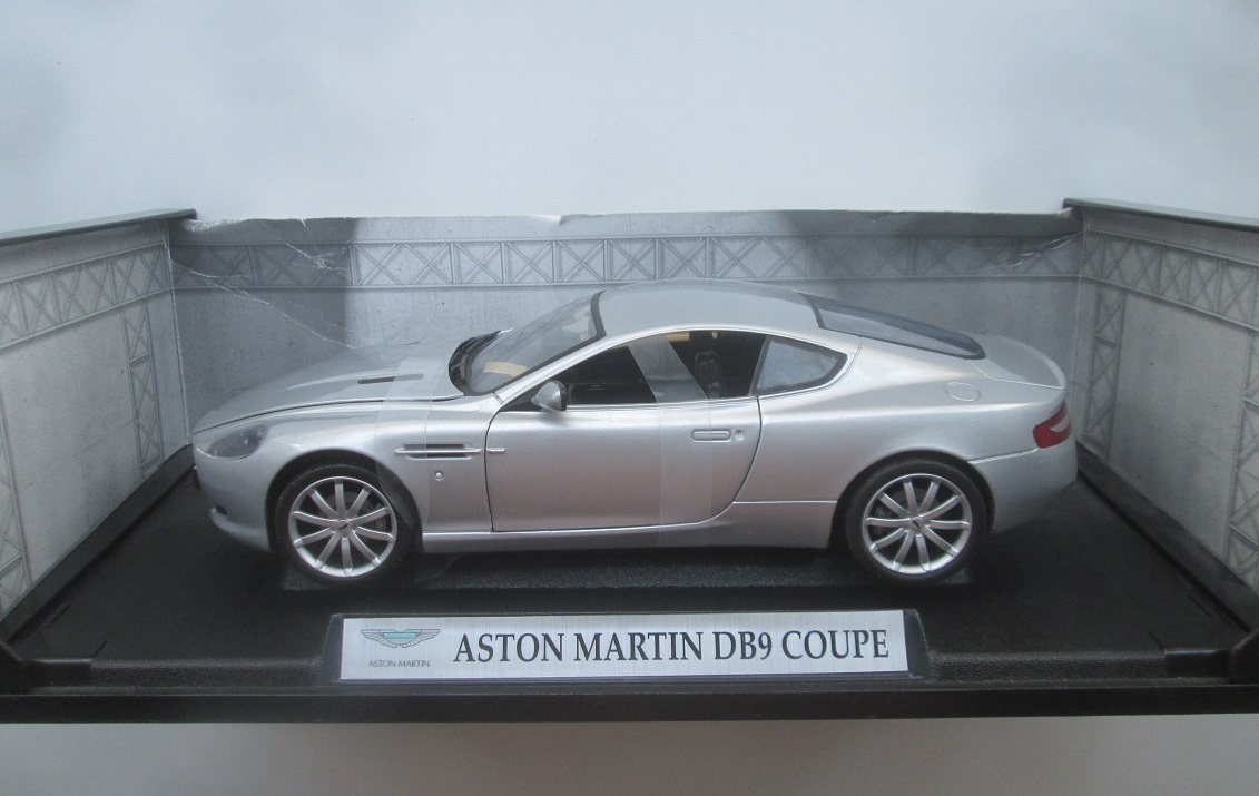 Масштабная модель 1:18 Спортивный легковой автомобиль Aston Martin DB9 Coupe, серебристый (MotorMax)
