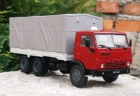  Масштабная модель 1:43 Бортовой грузовик КамАЗ-5320 с тентом, с журналом №42 (kultowe ciężarówki)