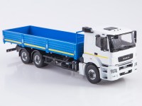 Масштабная модель 1:43 Трехосный бортовой грузовой автомобиль КАМАЗ-65207-87 S5, белый, синий, Автоистория (АИСТ) для ПАО КАМАЗ