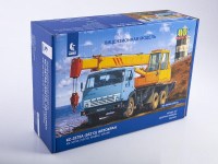 Сборная модель 1:43 Автокран КС-3575А на шасси 6х4 дизельного трехосного КамАЗ-53213 (AVD Models)