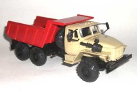 Масштабная модель 1:43 Трехосный строительный самосвал 6х6 из Миасса -55571, короткий капот, двиг. -740, бежевый, красный (Элекон)
