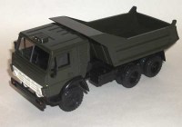 Коллекционная масштабная модель 1:43 КамАЗ-55111 с бортом, со спальником хаки (Элекон)