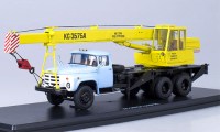 Коллекционная масштабная модель 1:43 Автокран КС3575А  на базе ЗИЛ-133ГЯ желтый, голубой (SSM)
