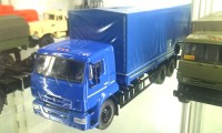 Коллекционная масштабная модель 1:43 Грузовой автомобиль КамАЗ-65117 с тентом, синий (SSM)