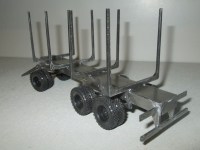 Сборная модель 1:43 Трехосный прицеп-сортиментовоз МАЗ-892620 с двухскатной ошиновкой колес (Клен)