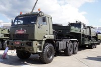 Сборная модель 1:43 Современный трехосный полуприцеп-тяжеловоз ЧМЗАП-9990-0000073-02, образца 2024 года (Клен) 