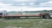 Сборная модель 1:43 Трехосный полуприцеп-тяжеловоз для дорожных тягачей ЧМЗАП-990640-070 ШТ с шириной платформы 3 м и складными сходнями (Клен)