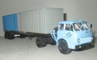 Сборная модель 1:43 Советский двухосный полуприцеп-контейнеровоз ЧМЗАП-9991 для перевозки одного 40 фт контейнера или двух 20 футов (Клен)