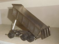 Сборная модель 1:43 Трехосный самосвальный прицеп с поворотной тележкой МАЗ-856102-020 (Клен)