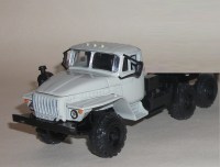 Масштабная модель 1:43 Трехосный полноприводный седельный тягач 6х6 из Миасса -44202, короткий капот, двиг. -740, светло-серый (Элекон)
