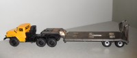 Сборная модель 1:43 Двухосный вездеходный полуприцеп-тяжеловоз ЧМЗАП-93853 с шириной платформы 3 м и складными сходнями (Клен)