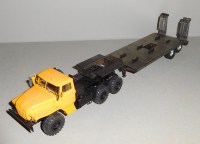 Сборная модель 1:43 Двухосный вездеходный полуприцеп-тяжеловоз ЧМЗАП-93853 с шириной платформы 3 м и складными сходнями (Клен)