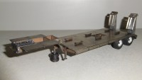 Сборная модель 1:43 Двухосный вездеходный полуприцеп-тяжеловоз ЧМЗАП-93853 с шириной платформы 3 м и складными сходнями (Клен)