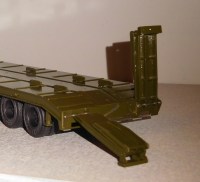 Сборная модель 1:43 Двухосный вездеходный полуприцеп-тяжеловоз ЧМЗАП-93853 с шириной платформы 3 м и складными сходнями (Клен)