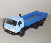 Коллекционная масштабная модель 1:43 Бортовой автомобиль 6х4  КамАЗ-5320, голубой, синий с журналом (De Agostini)