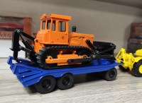 Сборная модель 1:43 Трехосный советский прицеп-тяжеловоз ЧМЗАП-5208 для перевозки спецтехники (Клен)