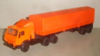 Масштабная модель 1:43 Седельный тягач 6х4 КамАЗ-5410 с обтекателем с двухосным полуприцепом ОдАЗ-9370, тент, оранжевый (Элекон)