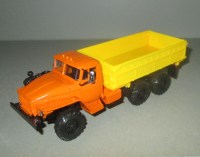 Масштабная модель 1:43 Трехосный сельскохозяйственный самосвал 6х6 из Миасса -55571, короткий капот, двиг. -740, оранжевый, желтый (Элекон)