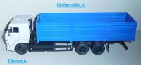 Комплект для самостоятельной сборки 1:43 Зерновоз 6х4 КамАЗ-65117 ранний (AVD Models, Клен)