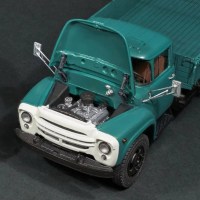 Сборная модель 1:35 Бортовой автомобиль 4х2 ЗиЛ-130, ранняя облицовка радиатора (AVD Models)