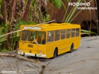 Масштабная модель 1:43 Городской автобус ЛАЗ-4202, желтый с журналом №12 (Наши Автобусы. Modimio)