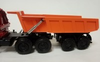 Сборная модель 1:43 Двухосный самосвальный полуприцеп модели -9516 завода "Ремдорстроймаш" для тягачей -44202, -44223 из Миасса (Клен)