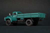 Сборная модель 1:35 Бортовой автомобиль 4х2 ЗиЛ-130, ранняя облицовка радиатора (AVD Models)