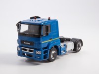 Масштабная модель 1:43 Седельный тягач 4х2 КамАЗ-5490 S5 низкая крыша, новая оптика, синий (Дилерская упаковка Автоистория (АИСТ) для ПАО КАМАЗ)