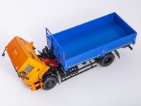 Масштабная модель 1:43 Современный бортовой автомобиль 4х2 КамАЗ-43253, оранжевый, синий, Автоистория (АИСТ) для ПАО КАМАЗ