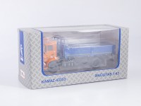 Масштабная модель 1:43 Современный бортовой автомобиль 4х2 КамАЗ-43253, оранжевый, синий, Автоистория (АИСТ) для ПАО КАМАЗ