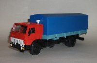 Коллекционная масштабная модель 1:43 Бортовой 4х2 Камский-5325 красная кабина, голубой кузов, синий тент (Элекон)