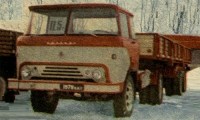 Полуприцеп КАЗ-717 с тягачом на выставке