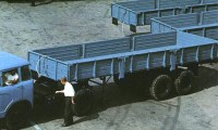 Полуприцеп КАЗ-717 с тягачом на площадке готовой продукции