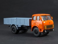 Коллекционная масштабная модель 1:43 Бортовой автомобиль 4х2 МАЗ-5335 с журналом №20 (Легендарные грузовики СССР)