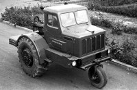 Сборная модель 1:43 Первый советский одноосный тягач МАЗ-529 (AVD Models, смола)