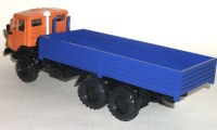 Бортовая платформа синяя на модели 1:43 КамАЗ-43118 (Элекон)