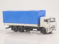 Масштабная модель 1:43 Трехосный бортовой грузовой автомобиль КАМАЗ-65117, ранний, белый, с синим тентом, Start Scale Models (SSM)