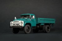 Сборная модель 1:35 Бортовой автомобиль 4х2 ЗиЛ-130, ранняя облицовка радиатора (AVD Models)