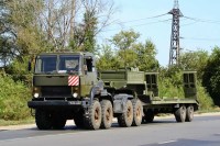 Сборная модель 1:43 Двухосный вездеходный полуприцеп-тяжеловоз ЧМЗАП-93853 с шириной платформы 3 м и складными сходнями (Клен)